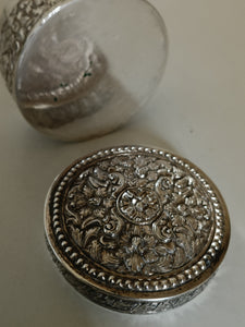 Petite boîte ronde en argent repoussé et guillochée, probablement région Turquie, Iran,