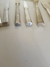 Charger l&#39;image dans la galerie, Rare série de couverts à dessert en argent massif Allemand fin XVIIIÈME début XIXE par le maître orfèvre Christian Friedrich Müller à Berlin periode 1788/1802. Très bonne orfèvre renommé. Monogramme et couronne de prince probablement prussien.
