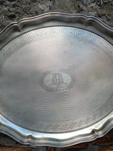 Charger l&#39;image dans la galerie, Grand plateau festoné et guilloché en argent massif. Autriche Hongrie fin XIXÈME poinçon titre argent 0.750 en parfait état poids 1200g
