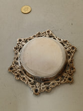 Charger l&#39;image dans la galerie, Vide poche en argent massif 0.800, décors roses.
