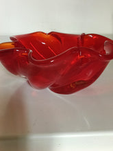 Charger l'image dans la galerie, Murano grand vide poche en verre soufflé rouge XXème. Parfait état
