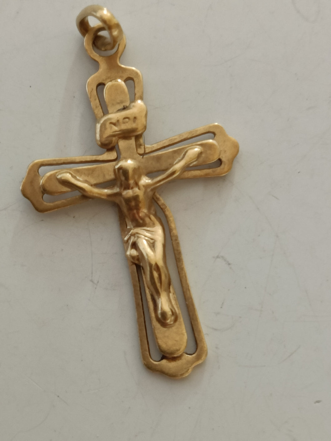 Pendentif crucifix en or 18 carat , travail XXÈME Italien . 1,7g