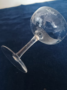 Belle coupe à Champagne en cristal gravé à l'acide. Solitaire , début Xxème