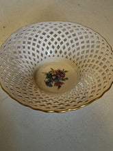 Charger l'image dans la galerie, KPM Berlin, petite corbeille en porcelaine ajourée et peinte à la main . Parfait état début XXÈME
