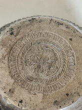 Charger l&#39;image dans la galerie, Laos XIXE bol en argent repoussé à décors traditionnelles. Argent massif
