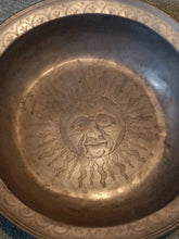 Charger l'image dans la galerie, Exceptionnelle et rare grand plat creux fin XVIIE début XVIIIE en étain . Poinçon probablement Bâle à identifier. Appartenu à de Riaz probablement un notable Fribourgeois ou ecclésiastique. Pourrai servir pour faire les baptêmes. Pièce de musée
