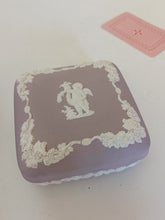 Charger l&#39;image dans la galerie, Wedgwood boîte en porcelaine biscuit mauve richement décorée. En parfait état. Début XXÈME
