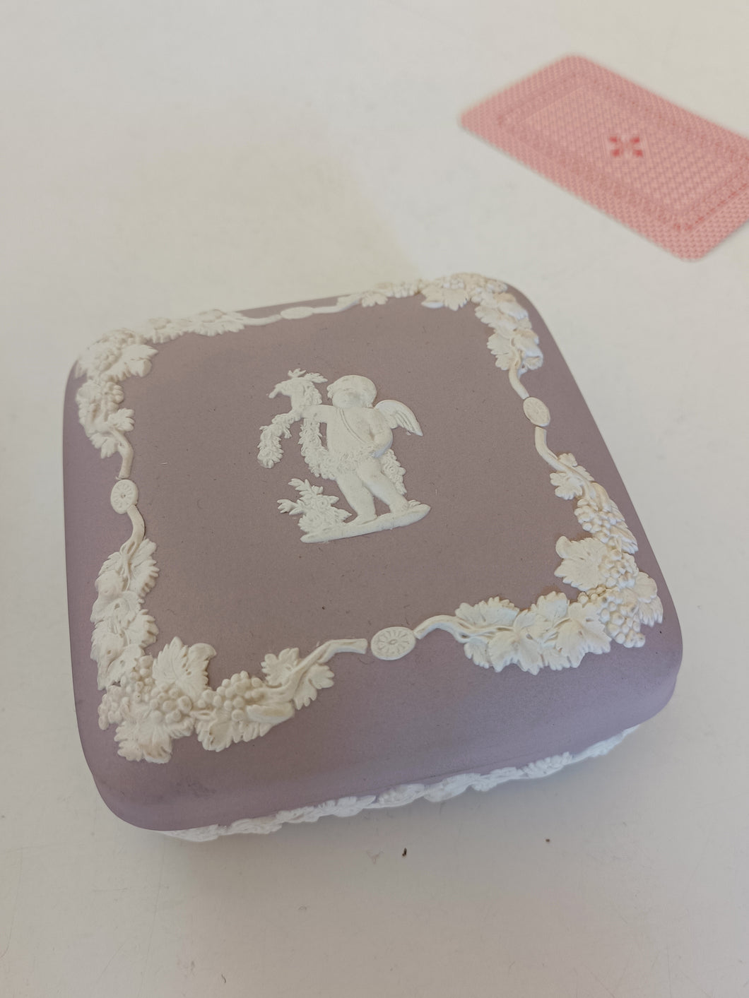 Wedgwood boîte en porcelaine biscuit mauve richement décorée. En parfait état. Début XXÈME