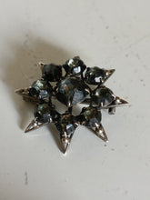 Charger l'image dans la galerie, Broche étoile en argent début XXÈME, avec cristaux blancs et noir taillé
