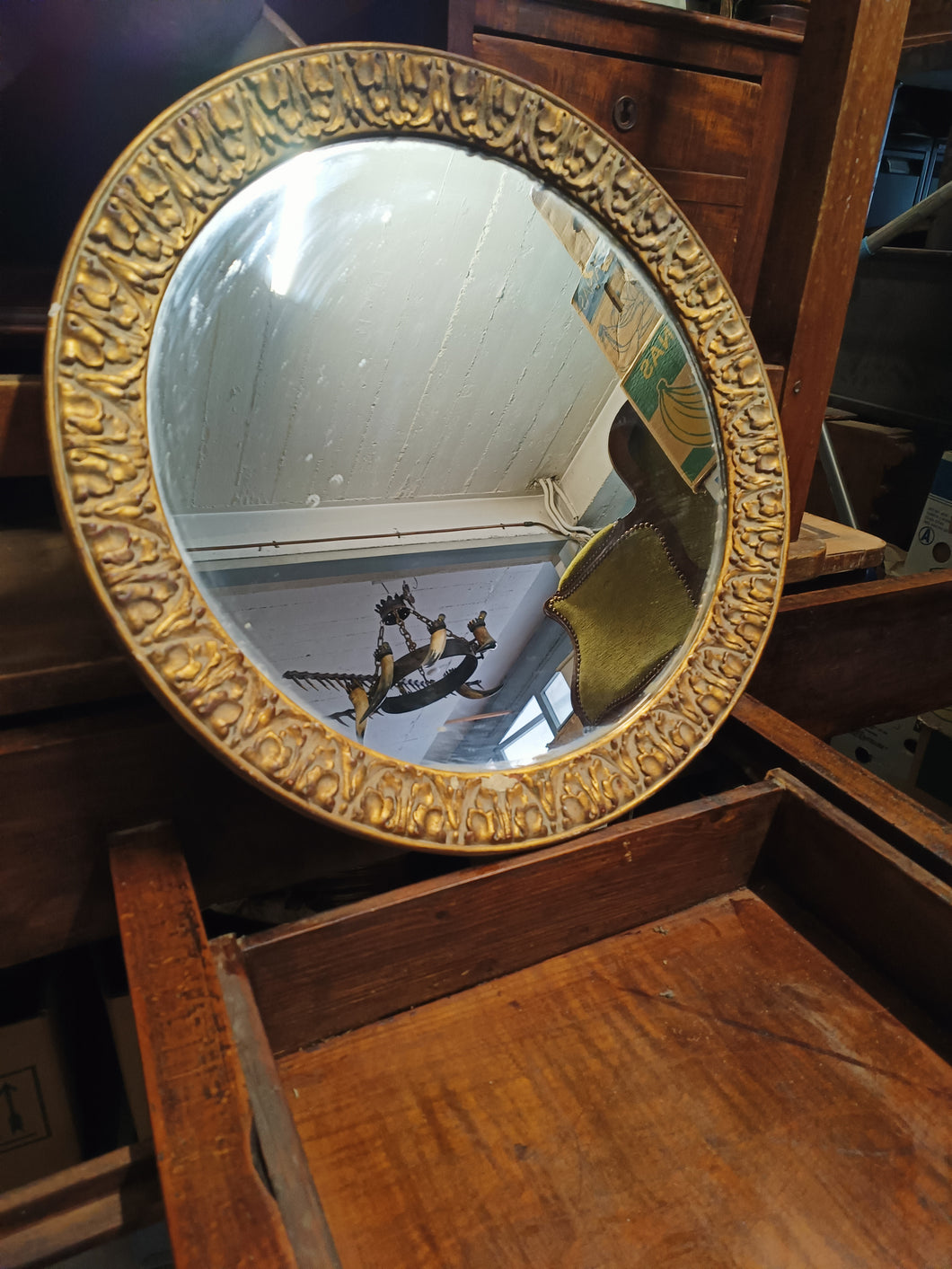 Miroir rond à palmettes style XIXE restauration 

Doré à la feuille d'or