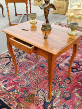 Charger l&#39;image dans la galerie, Ravissante petite table Louis XV Bernoise XVIIIE en noyer massif . Petit détail les pattes dites &quot;moustaches&quot;
