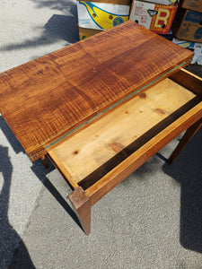Console , petite table et table à jeux en noyer massif, dessus plaqué. D'époque Directoire, travail Suisse .