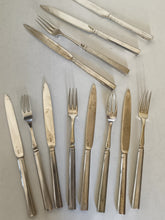 Charger l&#39;image dans la galerie, Rare série de couverts à dessert en argent massif Allemand fin XVIIIÈME début XIXE par le maître orfèvre Christian Friedrich Müller à Berlin periode 1788/1802. Très bonne orfèvre renommé. Monogramme et couronne de prince probablement prussien.
