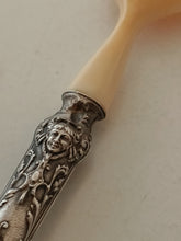 Charger l'image dans la galerie, Le dauphin cuillère pour enfant ou dite à bouillie, manche argent massif travail français fin XIXE début XXÈME.
