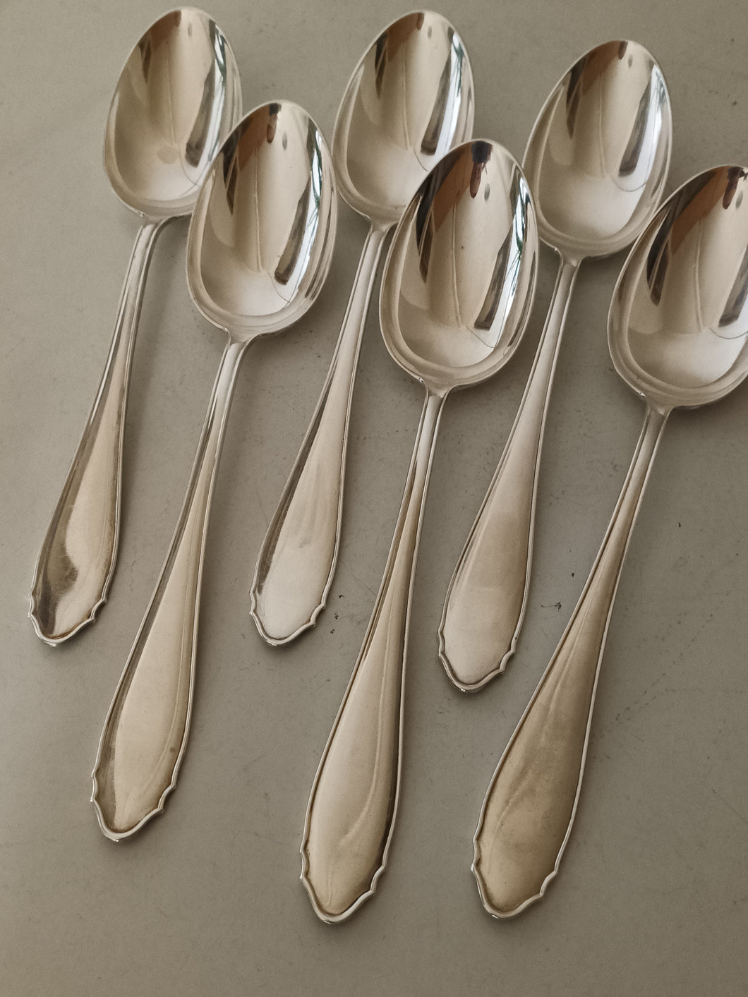 Jezler la Reine, série de 6 grandes cuillères à soupe en argent massif