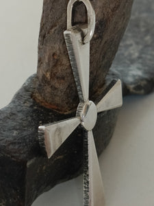 Belle croix Byzantine en argent massif, travail artisanal . Tranches finements martelées