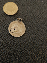 Charger l&#39;image dans la galerie, St George médaille de protection et chance en argent et emaille.
