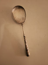 Charger l'image dans la galerie, Rare pelle ou cuillère à servir en argent massif 0.800 , probablement fin XVIIIÈME
