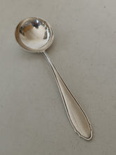 Charger l&#39;image dans la galerie, Jezler la reine petite louche à crème en argent massif 0.800 ,état presque jamais servie
