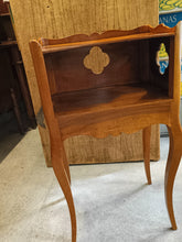 Charger l&#39;image dans la galerie, Chevet à niche Louis XV bernois , fin XVIIIÈME en noyer massif.
