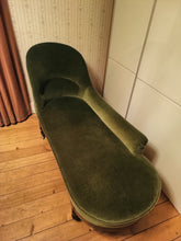 Charger l'image dans la galerie, Méridienne d'époque Napoléon III en acajou. Recouvert tissus velours vert en parfait état
