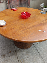 Charger l'image dans la galerie, Grande table ronde de bistrot , plateau en bois de teck nordique, piètement en fonte . Diamètre 120 cm
