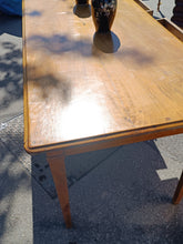 Charger l&#39;image dans la galerie, Grande table de ferme en noyer massif , d&#39;époque Directoire. Avec deux tiroirs et en parfait état.

