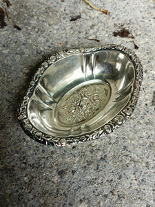 Petite corbeille vide poche en argent massif, décors repoussés. Allemagne début XXÈME