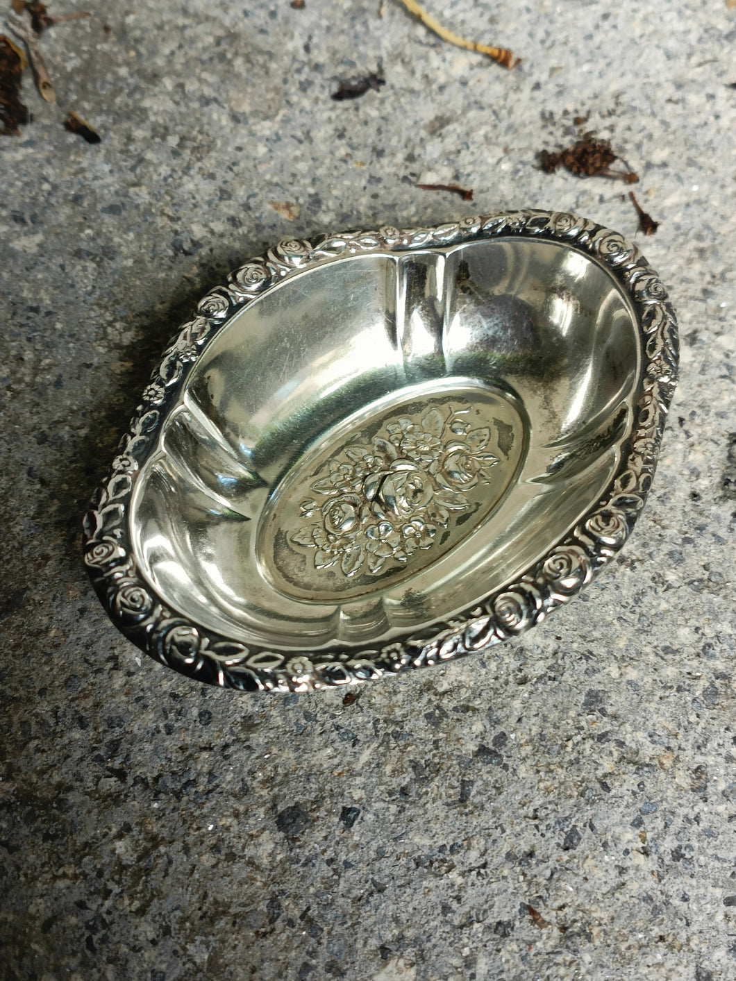 Petite corbeille vide poche en argent massif, décors repoussés. Allemagne début XXÈME