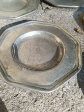 Charger l'image dans la galerie, Série de douze dessous de verre en étain fin copie du XVIIE, Italie poinçon de titre .
