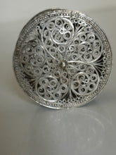 Charger l&#39;image dans la galerie, Petite boîte ronde en filigrane d&#39;argent ancienne

