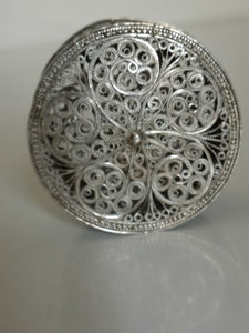 Petite boîte ronde en filigrane d'argent ancienne