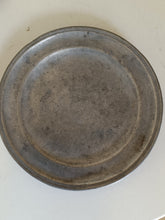 Charger l'image dans la galerie, Rare assiette XVIIIE en étain probablement Suisse . Poinçon illisible à identifier. Inscription famille FAZY probablement Genevoise.
