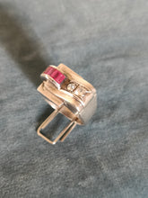 Charger l&#39;image dans la galerie, Bague tank 1930 en argent et pierres synthétiques.

Poinçon maître à identifier
