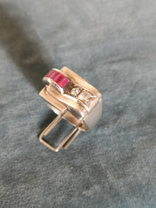 Bague tank 1930 en argent et pierres synthétiques.

Poinçon maître à identifier