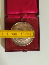 Charger l'image dans la galerie, Victor Emmanuel II Roi d'Italie , rare grande  médaille d'honneur en argent massif , pour les enseignants méritent du primaire en matière d'éducation populaire 1866
