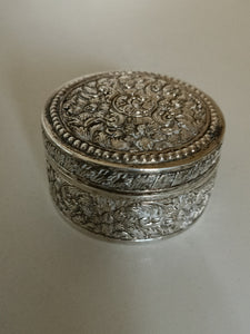Petite boîte ronde en argent repoussé et guillochée, probablement région Turquie, Iran,