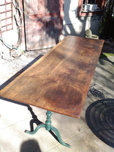 Charger l'image dans la galerie, Table de bistrot ancienne plateau en noyer massif 

Pieds en fonte Baumann Horgen
