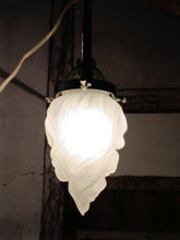 Charger l'image dans la galerie, Lampe à suspension globe flambeau en verre dépoli, fonctionne.
