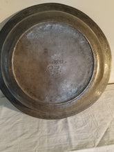 Charger l'image dans la galerie, Exceptionnelle et rare grand plat creux fin XVIIE début XVIIIE en étain . Poinçon probablement Bâle à identifier. Appartenu à de Riaz probablement un notable Fribourgeois ou ecclésiastique. Pourrai servir pour faire les baptêmes. Pièce de musée
