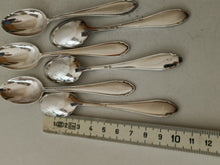 Charger l&#39;image dans la galerie, Jezler la Reine série de 6 cuillères à café en argent massif 0.800 en parfait état.
