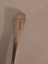 Charger l'image dans la galerie, Grande cuillère à fruits (Berry Spoon) d'époque George Il Stephen Adams orfèvre à Londres daté 1808

