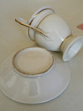 Charger l&#39;image dans la galerie, Vieux Paris tasses à café et sous coupe en porcelaine peinte à l&#39;or fin . Réparation à la anse . Milieu xixème
