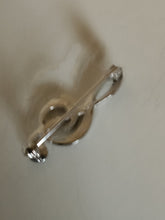 Charger l'image dans la galerie, Clé de sol broche en argent doré et Marcassite
