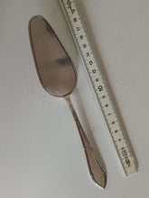 Charger l&#39;image dans la galerie, Jezler le ruban, petite pelle à hors d&#39;oeuvre en argent massif 0.800
