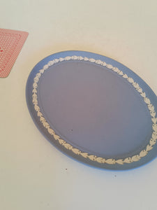 Wedgwood petit plateau en porcelaine biscuit bleu , décors fin .
