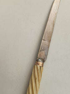 Couteau XVIIIE, lame en argent avec poinçons Français , orfèvre et origine à identifier.