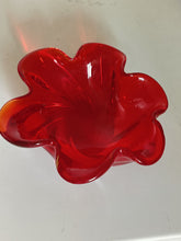 Charger l'image dans la galerie, Murano grand vide poche en verre soufflé rouge XXème. Parfait état
