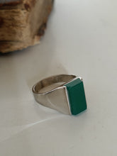 Charger l'image dans la galerie, Bague argent 0.800 rhodiée, et verre taillé de couleur.
