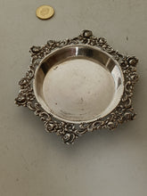 Charger l&#39;image dans la galerie, Vide poche en argent massif 0.800, décors roses.
